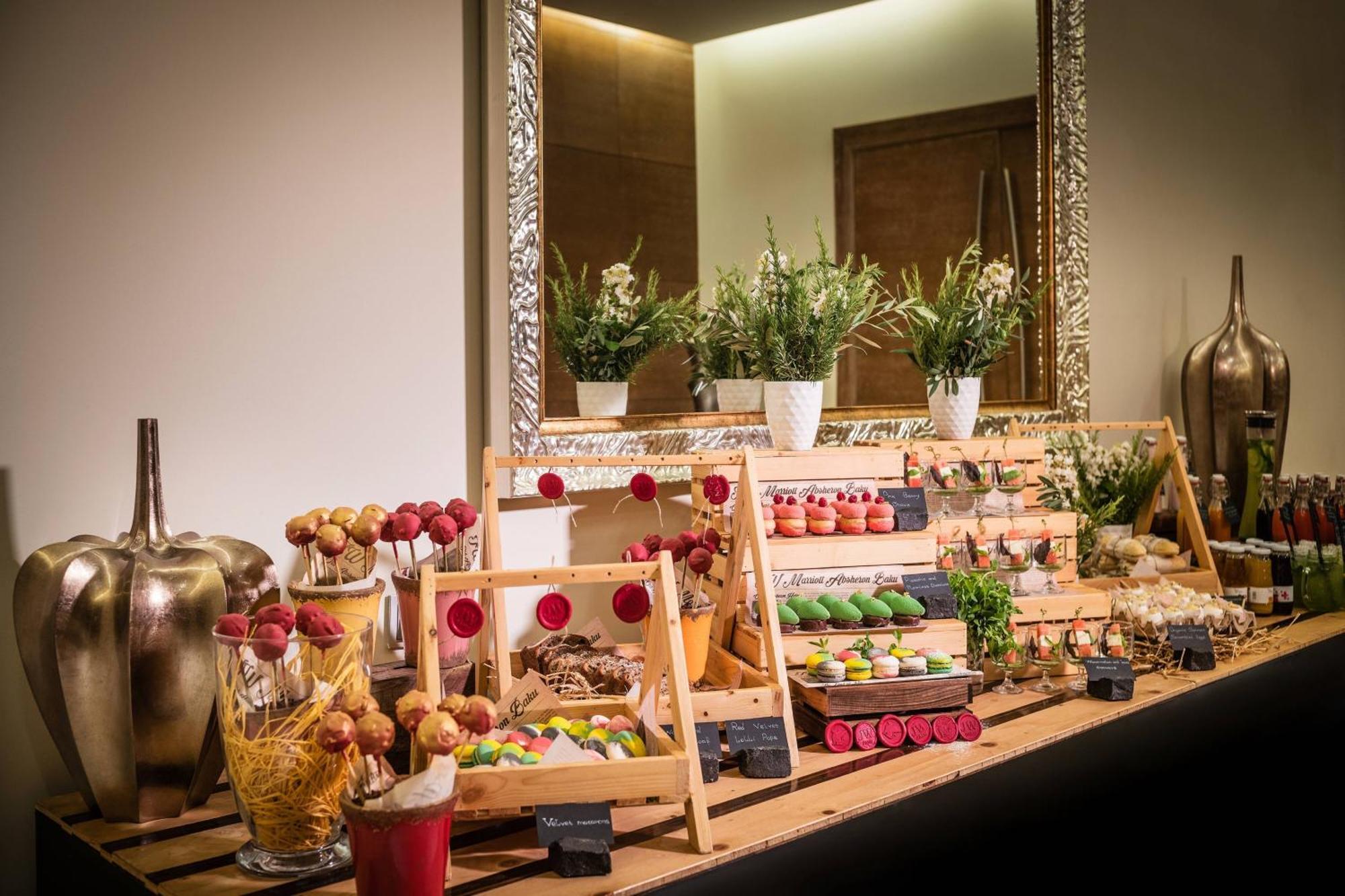 Jw Marriott Absheron Baku Hotel Екстериор снимка A dessert buffet