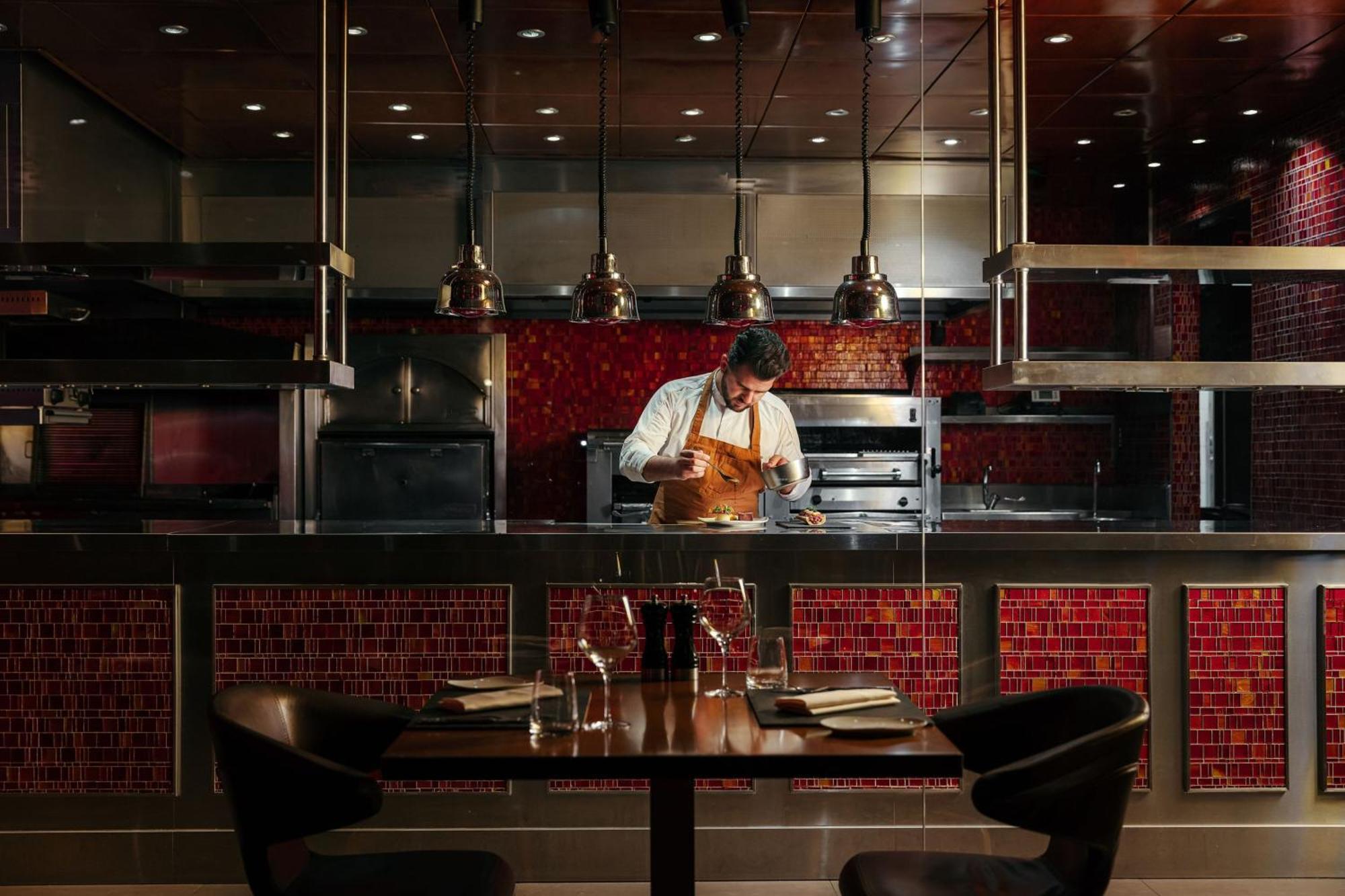 Jw Marriott Absheron Baku Hotel Екстериор снимка Chef at work